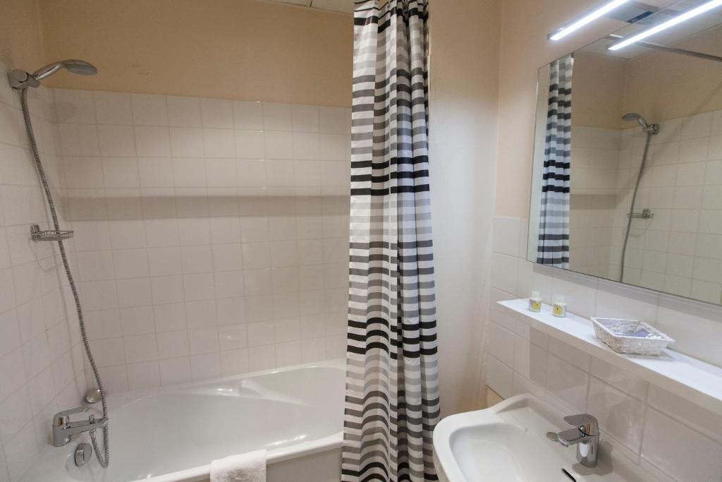 Le Corbeau Hotel Auxonne Room photo
